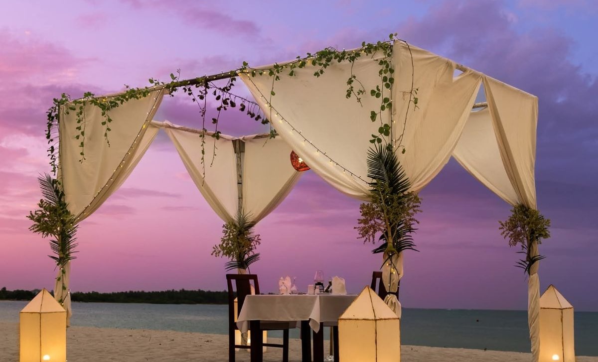 Romantic beach dinner for a Sri Lanka honeymoon